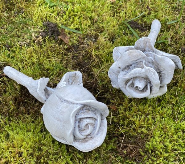 Vacker grav / minnes ros att dekorera med. Elegant modell med stjälk och blad. Finns i två olika modeller -Utslagen ros -Knoppig