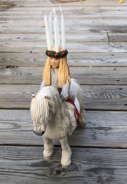 Ridande lucia med ljus i håret att dekorera med. Designad av Erkers Marie Persson Leksand. Unik i sin stil och modell. Ett Sven