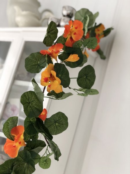 Vacker blomstergirlang/slinga med krasse. Färgstarka blommor i gult och orange samt frodiga täta gröna blad. Välarbetad och verk