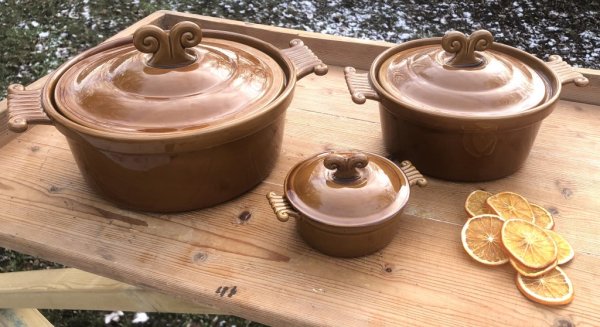 Vacker och praktisk gryta CHEF från Miljögården. Går i en höst orange nyans och har handtag på sidorna samt lock. Finns i tre st