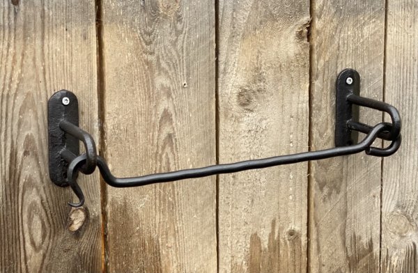 Annorlunda hållare till hushållspapper formad som en hasp. I modell att sätta på väggen alt under eller hylla eller skåp. Funkar