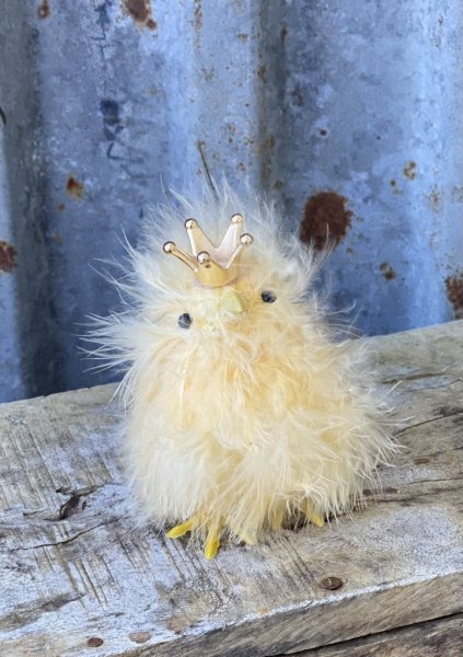 Dunig fluffig kyckling med krona att dekorera med. Gul med mjuk fluffig päls och krona i guld nyans. Mäter Bredd: 5cm Höjd: 9cm