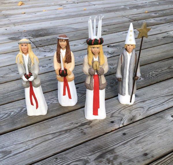 Tärna Lisa med ljus att dekorera med. Designad av Erkers Marie Persson Leksand. Unik i sin stil och modell. Ett Svenskt hantverk