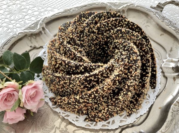 Chokladkaka med strössel. Choklad glaserad sockerkaka dekorerad med strössel. I ett mjuk konstgjord skum konst material så dom t