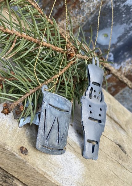 Hänge i zink som finns i två modeller -Nötknäppare / Julsoldat -Trumma Lätt välvt i modellen med fina utskurna detaljer. Hänger