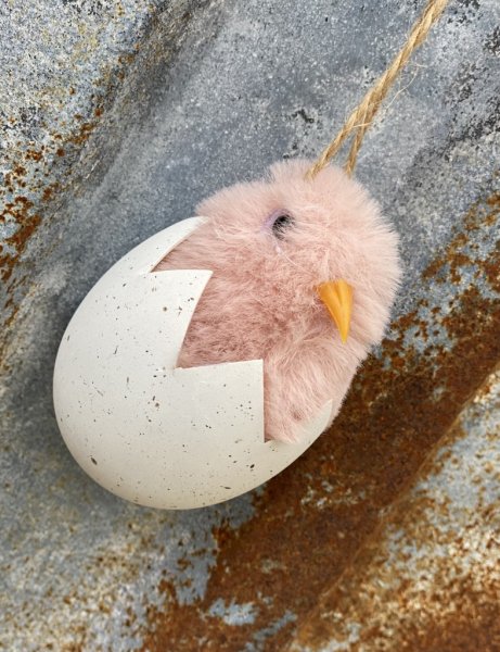 Dunig mjuk kyckling i ägg. Med snöre så man kan hänga ägget i tex påskriset. Finns i två nyanser. -Rosa -Vit Med natur troget sk