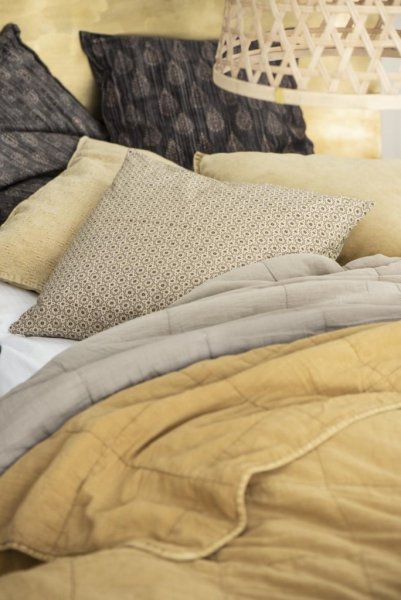 Överkast / täcke natur. Enfärgat i mjuk, fluffig modell. Finns i två olika nyanser. -Beige sand nyans -Brun olive Lika passande