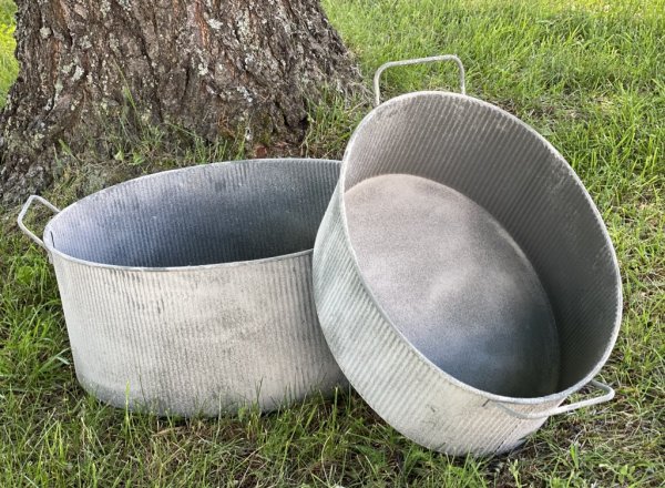 Oval zink balja / kruka med handtag. Lätt räfflad i den ruffiga gråa ytan och finns i två storlekar. -Större -Mindre För förvari