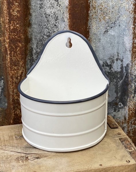 Väggförvaring i vit emalj med grå/svart kant. Klassisk gammeldags modell i ny design. För förvaring och dekoration. Kan både anv