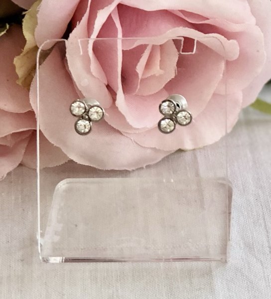 Vackra och eleganta silver färgade örhängen med tre stenar. Vacker modell likt droppar när dom sitter i öronen. Lika fina till v