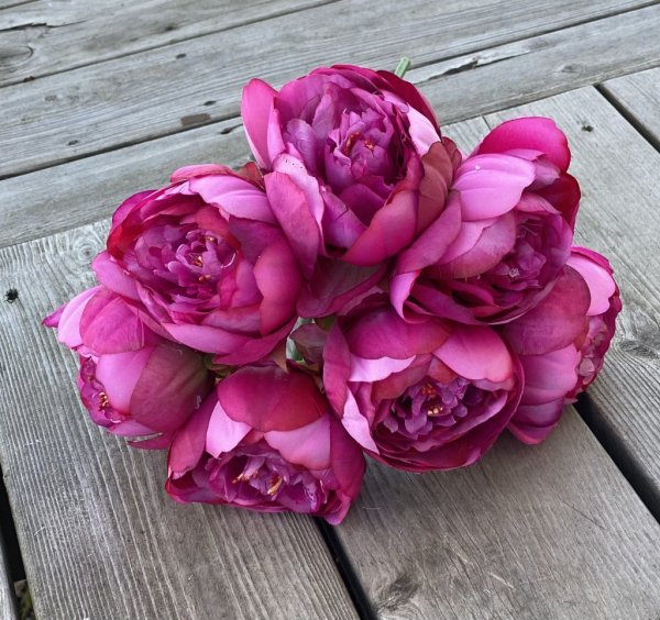 Vacker och fyllig bukett med cerisa pioner. Välarbetad och verklighetstrogen konstgjord modell. I bukett på sju stycken pioner.