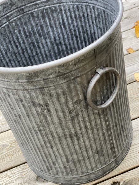 Tuffa zink tunnor i industri stil med handtag. Finns i två storlekar -Större -Mindre Praktisk förvaring och dekoration tunna som