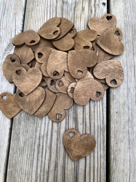 Brun färgade natur hjärta att dekorera med. Finns i två olika storlekar -Större Hjärtan -Mindre Hjärtan Varje hjärta är dekorera