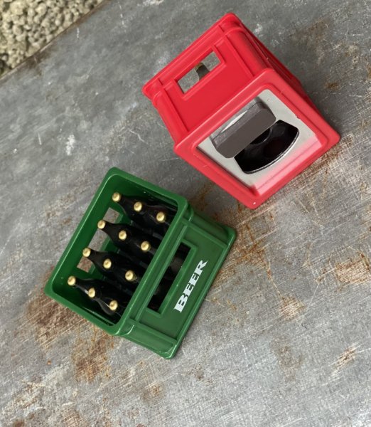 Kapsylöppnare formad som en Ölback med text BEER. Detaljrik och välarbetad med öppnaren på undersidan. Finns i två modeller -Grö