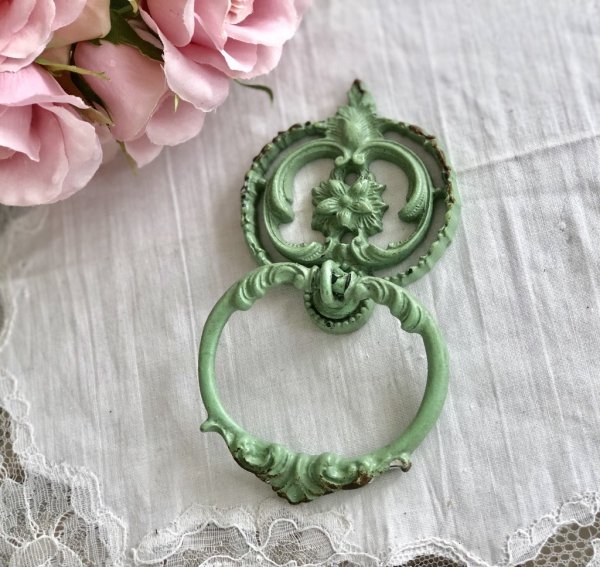 Stort handtag i antik Fransk design. Med sliten platina och mild turkos grön nyans. Dekorerad ryggplatta och oval rundad ledat r