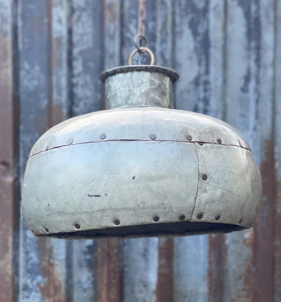 Taklampa i industri stil. Ruffig i plåt med fabriks slitna och nötta inslag. Går i en zink grå nyans med rundad bullig skärm .