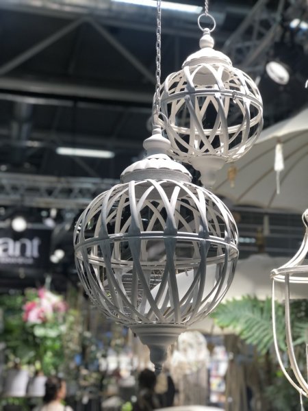 Torun hängande vit lykta med cylinderglas i klart glas. Finns i två storlekar -Större -Mindre Hänger i kedja med krok upptill. P