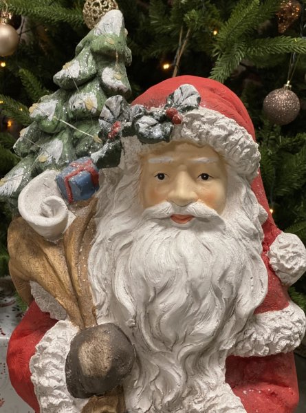 Stor vacker tomte med belysning. Klassisk tomte i vitt och rött med julklappssäck och gran. Dekorerad med lätt glitter likt fros