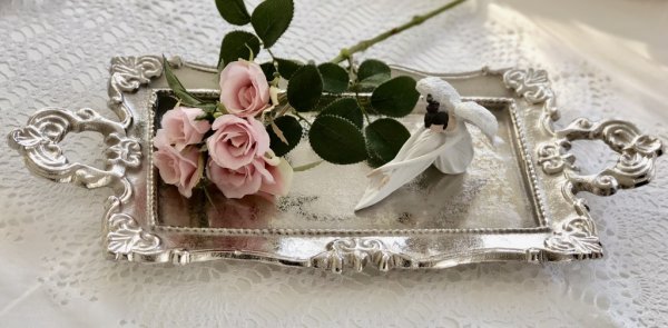 Elegant bricka till lika ljusfat i silver med handtag och dekorerat spets liknande mönster runt om. Tyngre i modeller med en ant