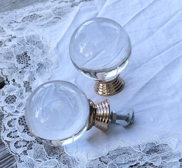Rund glasknopp med guld / mässings krage. Designad i en gammeldags stil med antik känsla. Längd: ca Bredd: ca cm Säljes per s