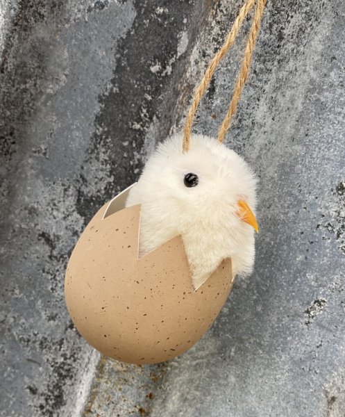 Dunig mjuk kyckling i ägg. Med snöre så man kan hänga ägget i tex påskriset. Finns i två nyanser. -Rosa -Vit Med natur troget sk