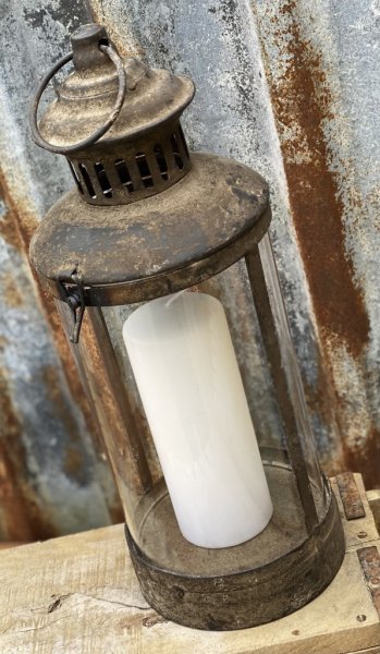 Rund lykta Ragnar i rost brunt. Med glasade sidor och öppningsbart överdel. Med ögla upptill så man kan både ha lyktan hängandes