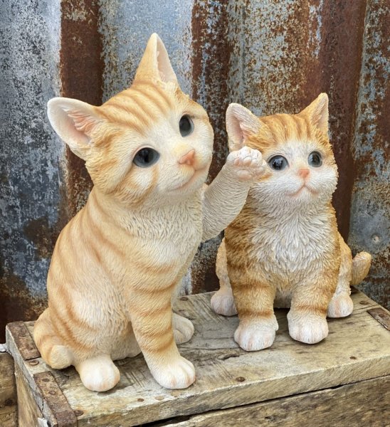 Söt gul och vit katt / kattunge att dekorera med. I lite större modell med fina verklighetstrogna detaljer. Finns i två variante