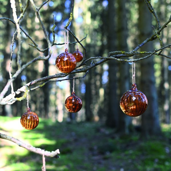 Julgranskula dekorationskula i brunt glas