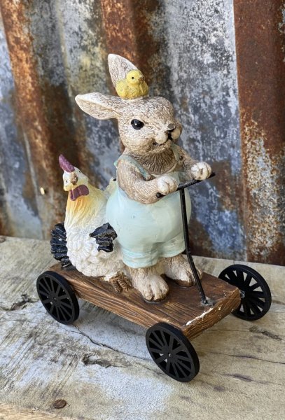 Söt kanin på kärra med höna och kyckling. Detaljfull och välarbetad med fina detaljer runt om . Att dekorer med. Mäter 10/6/15c