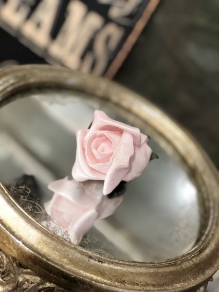 Vacker rosa ros isros i knoppig modell, att dekorera med . Rosen har ståltråd ist för stjälk så man lätt kan fästa den vid tyg