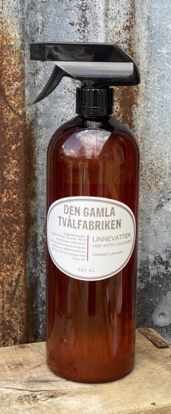 Linnevatten med Lavendel doft från Den Gamla Tvålfabriken. I praktisk spray flaska i plast. Säljes i förpackning om 1 liter.