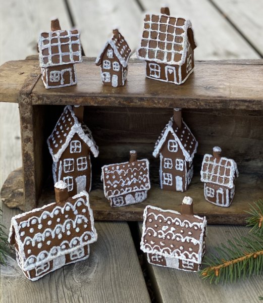 Konstgjort brunt pepparkakshus med vita detaljer och lätta glitter inslag. Finns i flera olika storlekar om modeller. -Litet Hö