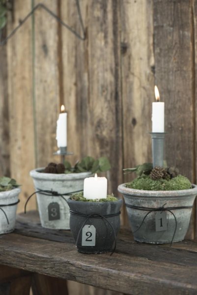 Hållare till ljus i zink. I modell att sticka ner i ett arrangemang av blommor eller ljus tex. Till vanliga ljus sk kronljus. Fr
