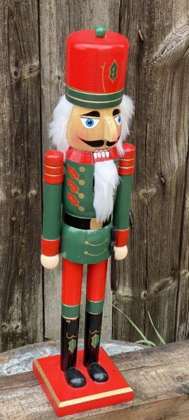 Nötknäppare / soldat i trä. Färgglad och fin modell med roliga detaljer. Finns i fyra olika modeller -Med krona och spira i hand