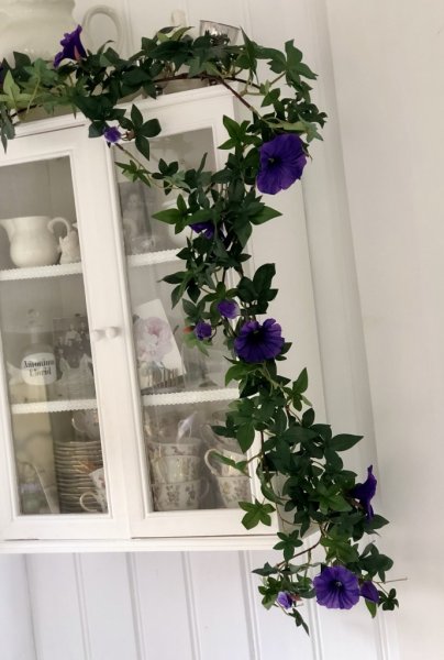 Vacker lång girlang med Blomma för dagen. Verklighetstrogen konstgjord girlang att dekorera med. Lätt formad då det är ståltråd