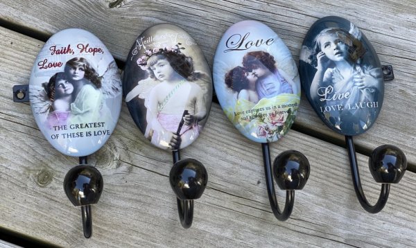 Vacker och elegant hängare med fyra olika ängel motiv. Änglarna är klädda med rundat glas. Fyra stycken krokar med rundade porsl