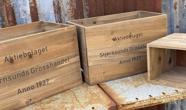 Gammeldags inspirerade trälådor med text. Trälådor med hög kant runt om. Finns i tre storlekar. -Större -Mellan -Mindre Text på
