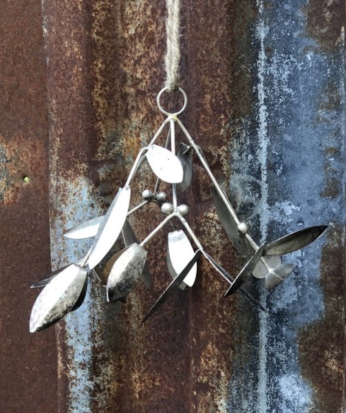 Vacker jul Mistel att hänga. Tillverkad i metall och går i en mjuk antik nyans av champagne mixat antik silver och guld . Snöre