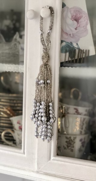 Vacker tassel / tofs dekoration med pärlor och ögla upptill. Att dekorera med hänga på en glaskupa, en dörr, lägga på ett fat, h