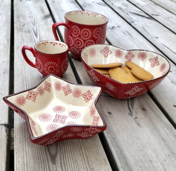 Glöggmugg/kopp i keramik. Modell Merry med mönster i vitt och rött. Öra på sidan och vacker form. Grepp vänlig söt modell som äv