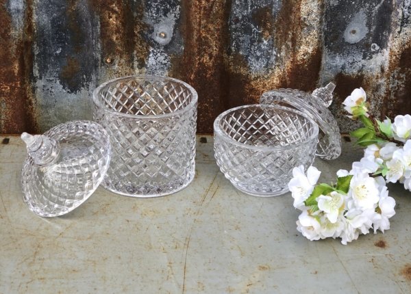 Vacker glasskål i modell ”diamant” med lock. Vackert dekorerad runt om med mönster. Finns i två modeller. -Högre -Lägre Stilful