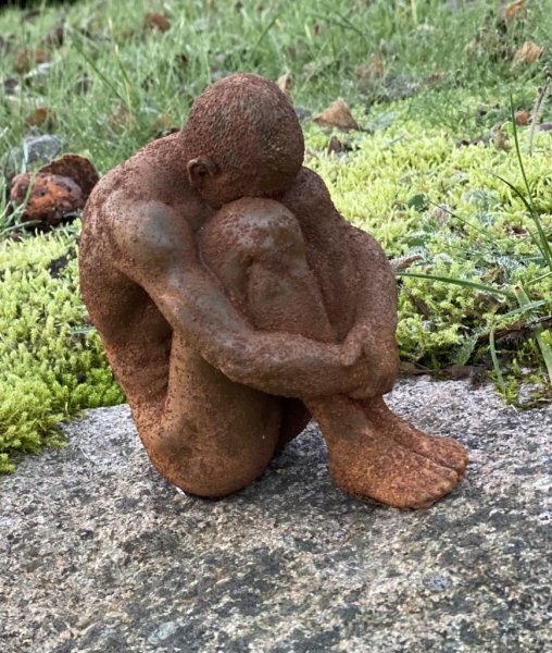 Jordens man, rostig staty/figur av en man i rost som sitter ihop kurad. Detaljrik och välarbetad. Ruffigt rostig modell. Höjd: