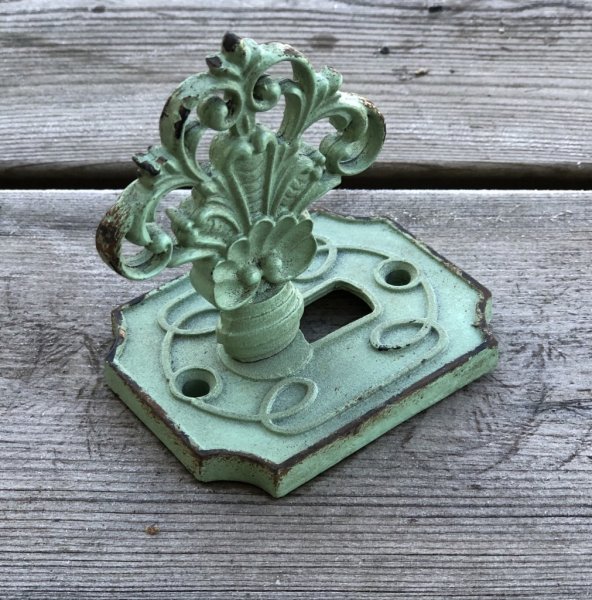 Vacker och annorlunda knopp/ handtag i modell av ett lås med fast nyckel. Designad att se gammal ut och går i en matt turkos nya