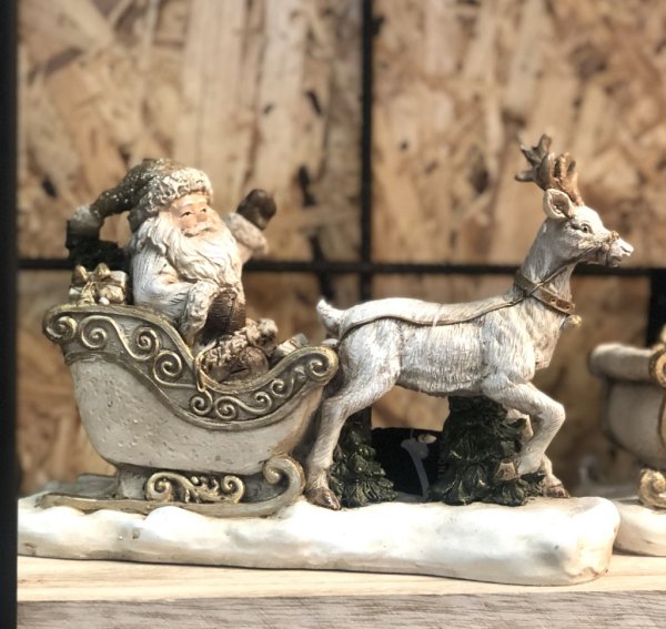 Tomte med släde och ren. Vacker och detaljfull modell i guld och vitt med gröna inslag. stilfull och elegant färg mix. Mäter 20