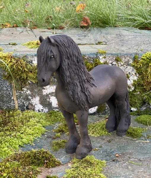 Hästen Atlas en ståtlig svart skönhet med svart böljande man, att dekorera med. Designad av Erkers Marie Persson Leksand. Unik i