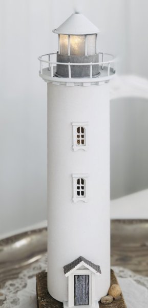 Hakens fyr vacker verklighetstrogen design med belysning inuti. Att dekoration med . Går i vitt med natur inslag . Modellen är r