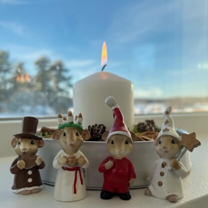 Luciatåg med möss Luciamöss i söt och rolig mindre modell. I set om fyra stycken figurer. Lucia, stjärngosse, pepparkaksgubbe o