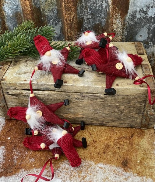 Tomte girlang med flera tomtar på snöre som man kan hänga och dekorera med. Runt julgranen, spiselkransen, fönstret eller på väg
