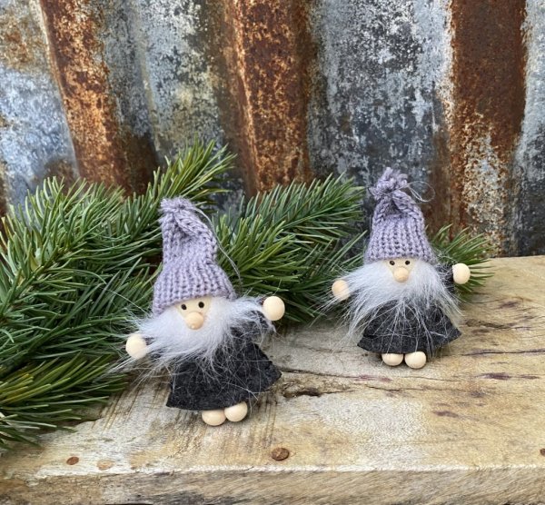 Liten söt tomte med fluffigt vitt skägg - Den vita Julen