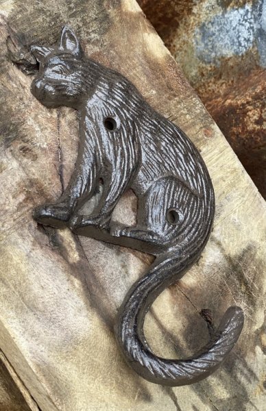 Katt krok i järn söt detaljfull modell där svansen är kroken dvs hängaren. Går i en mörkbrun nyans. Mäter 15cm